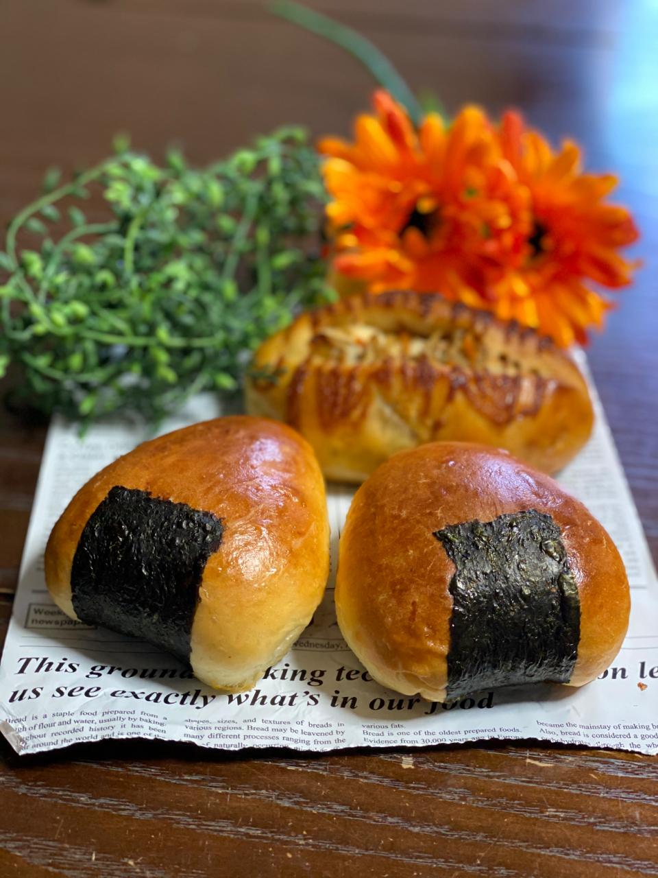 きんぴらマヨパンと、おにぎり形チーズパン